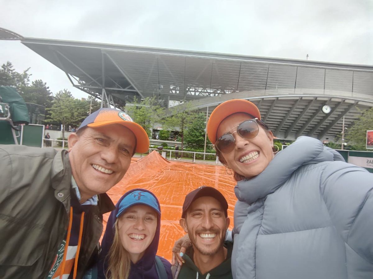 Selfie del grupo con las canchas de arcilla y el estadio detrás