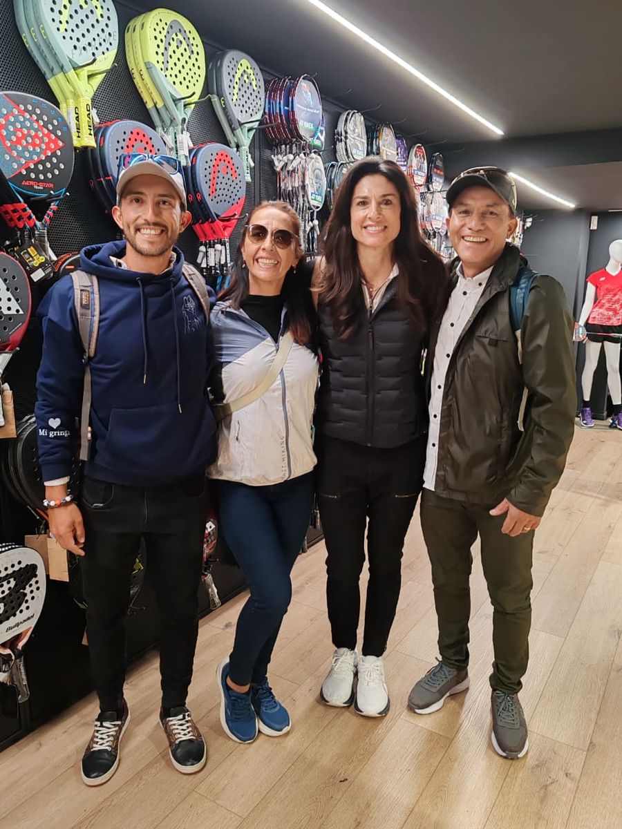 Cuatro del grupo entre las raquetas de la tienda oficial
