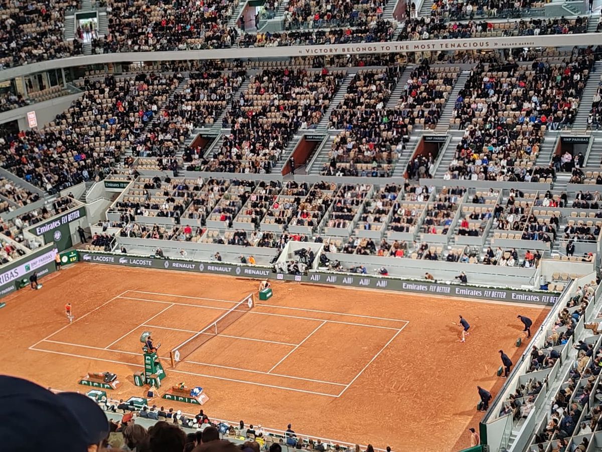La cancha central llena de público, vista desde la tribuna alta