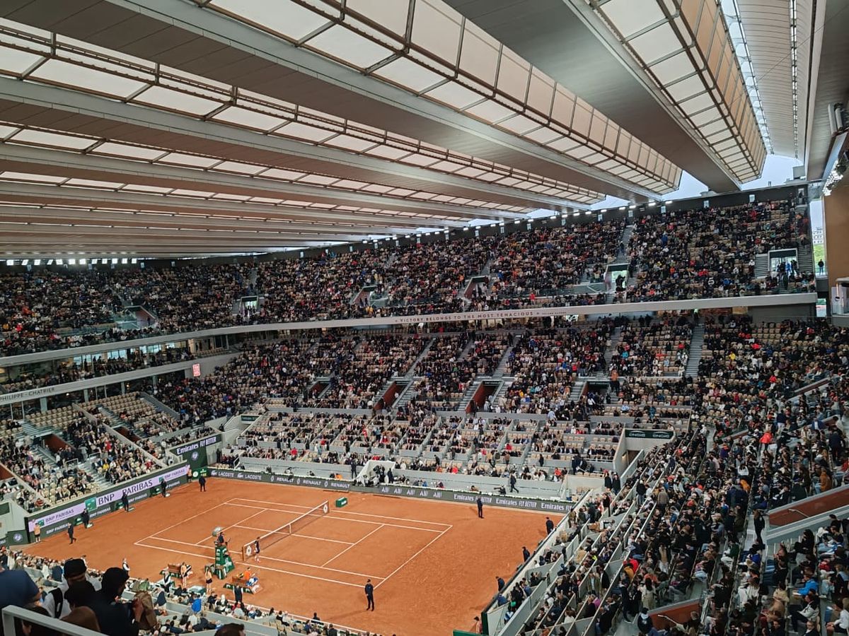 Panorámica de la cancha central durante un partido