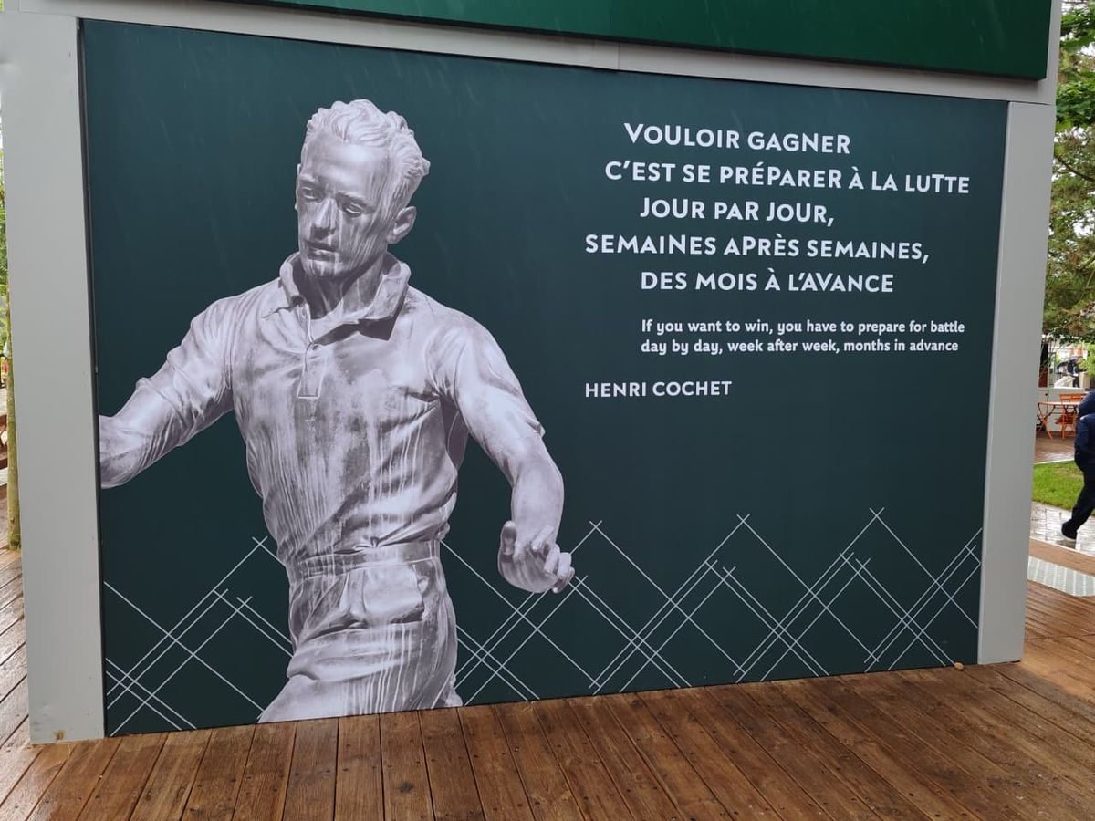 Mural con la frase de Henri Cochet sobre prepararse para ganar