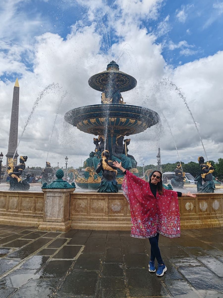 Mujer del grupo frente a la fuente de la plaza de la Concordia