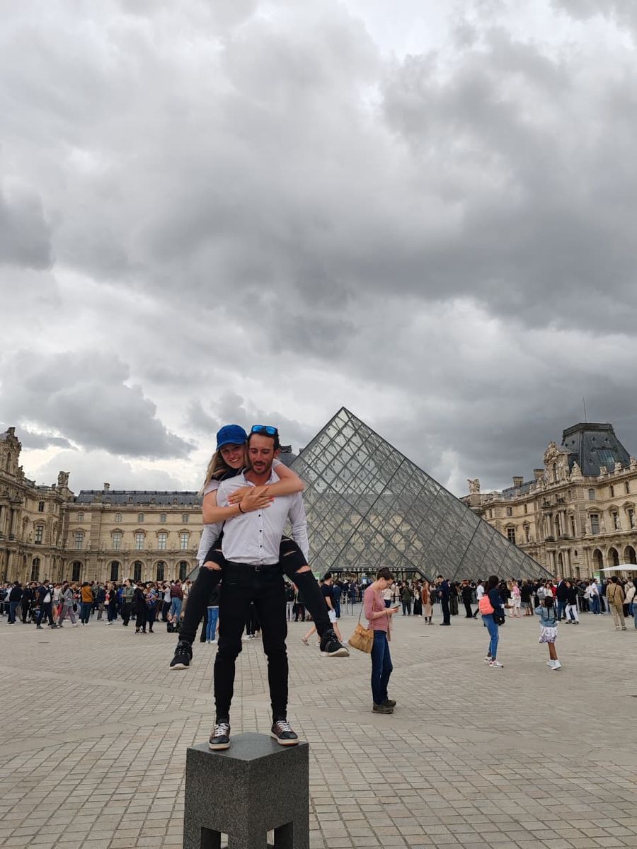 Dos del grupo jugando frente a la pirámide del Louvre