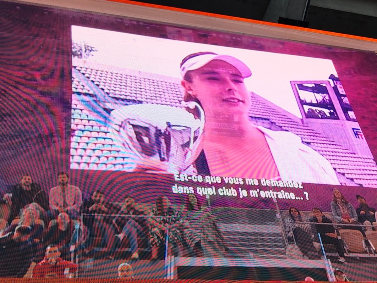 Pantalla gigante del estadio con la entrevista a una jugadora