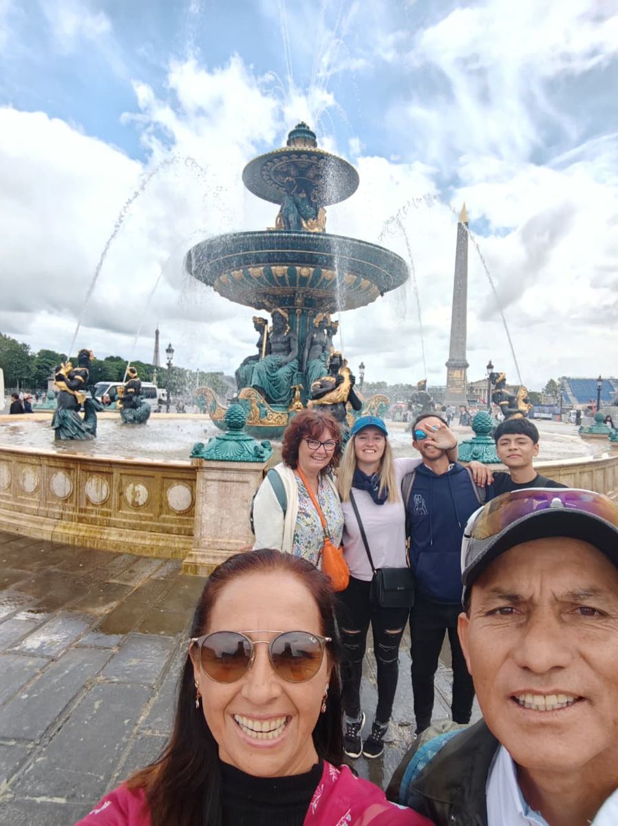 Selfie de dos del grupo en la plaza de la Concordia