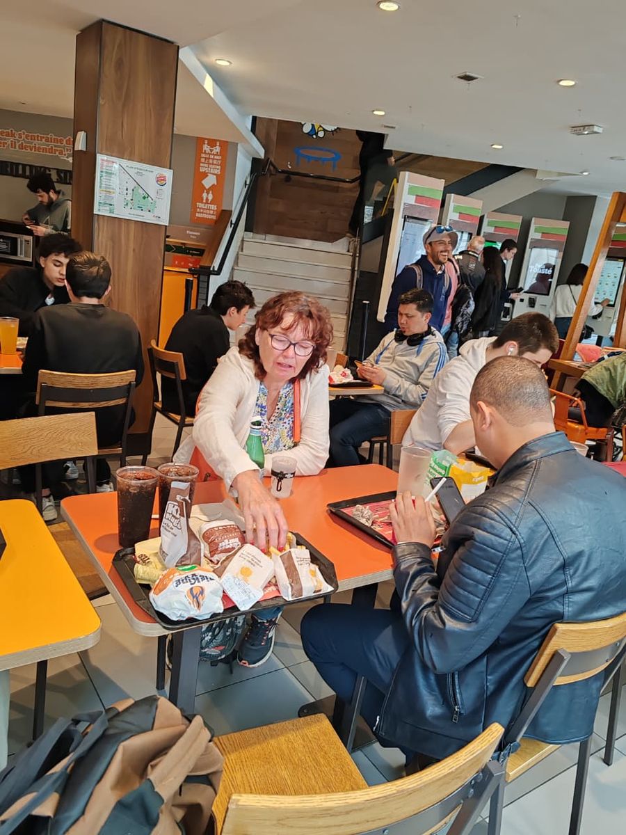 Almuerzo del grupo en un café de París