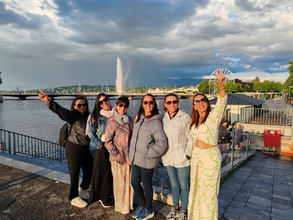 El grupo frente al lago de Ginebra