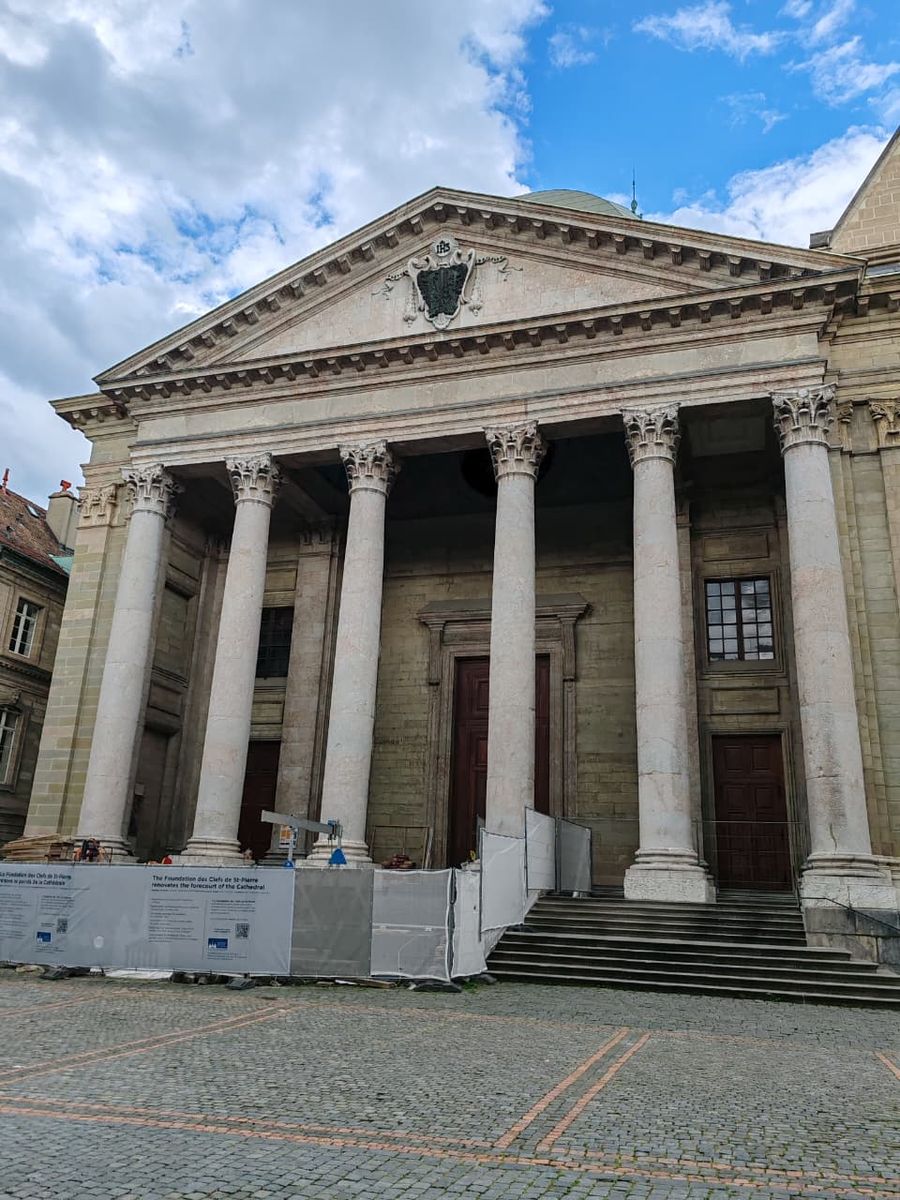 Fachada con columnas de un edificio de Ginebra