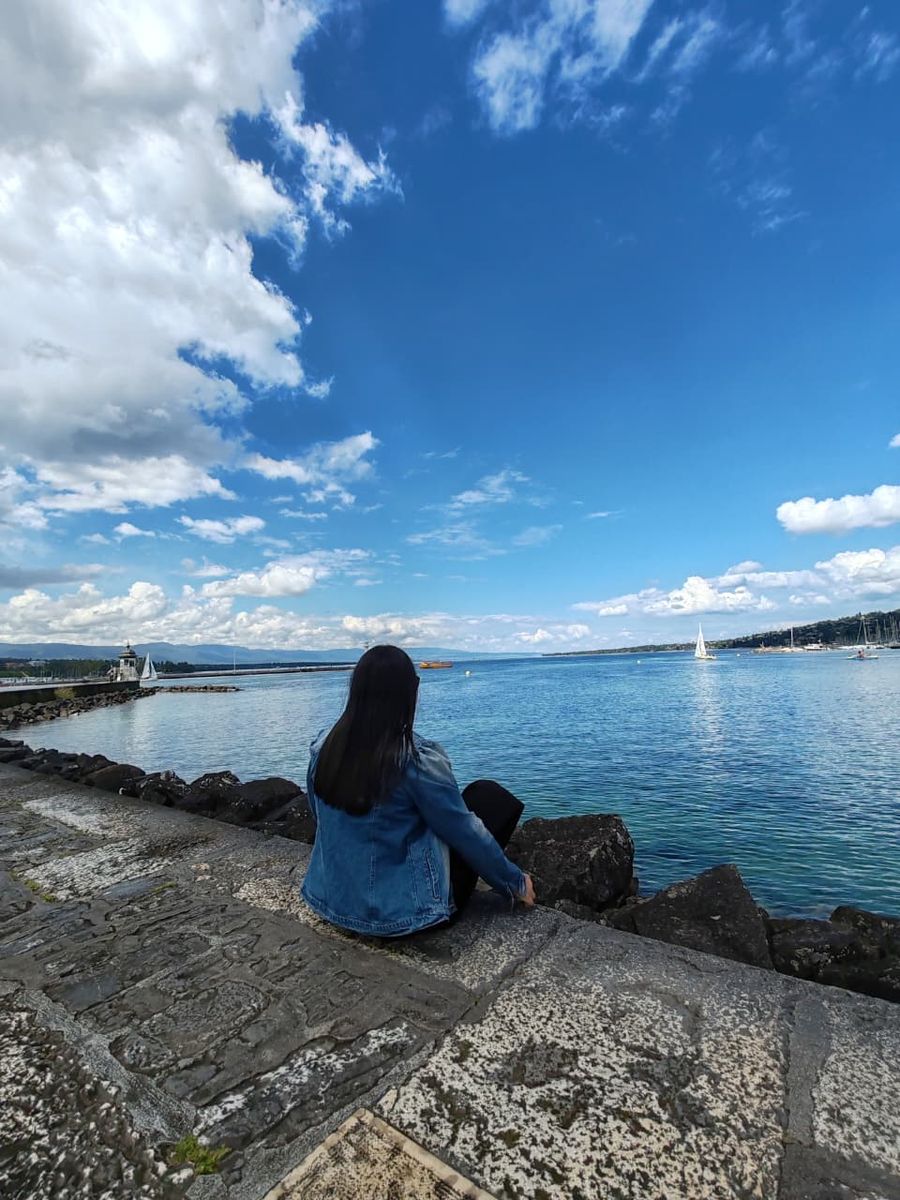 Mujer del grupo sentada mirando el lago de Ginebra