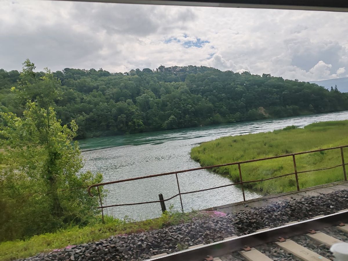 El río visto desde la ventana del tren