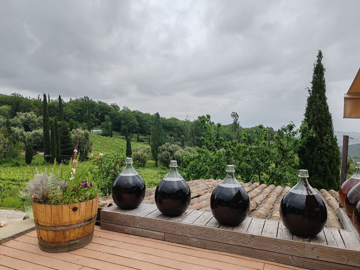 Damajuanas de vino en la terraza del viñedo