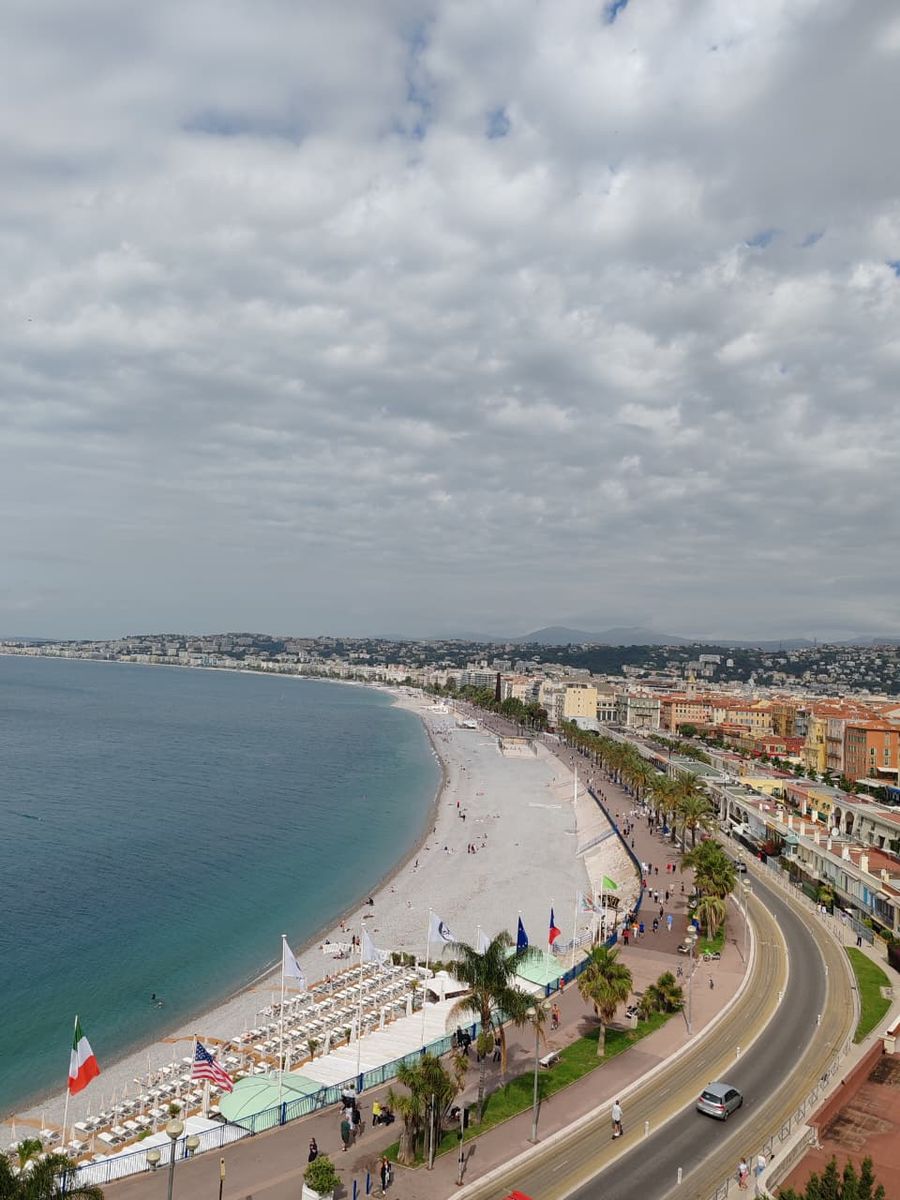 La bahía de Niza con sus sombrillas de playa