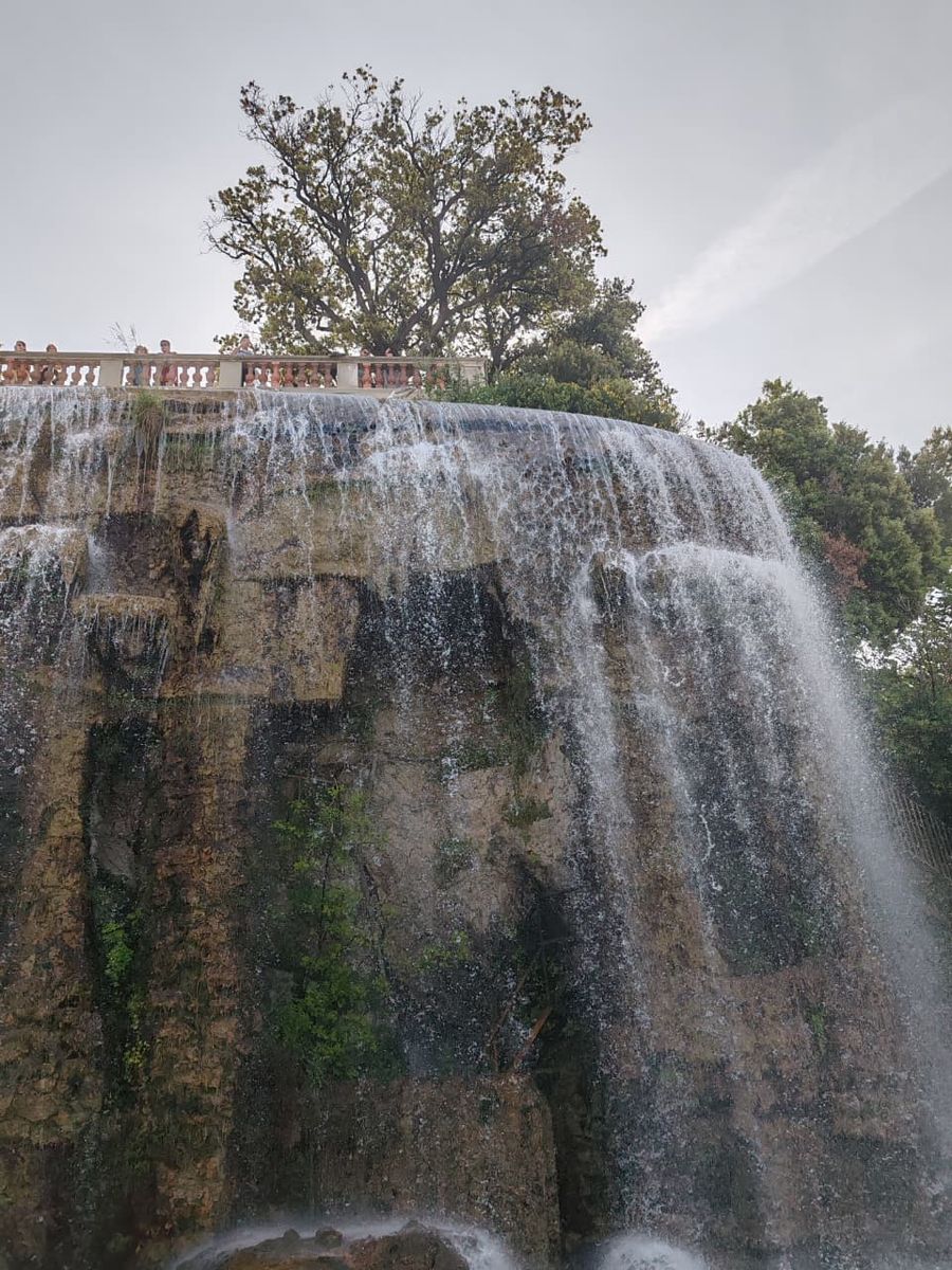 La cascada del parque de la Colina del Castillo en Niza