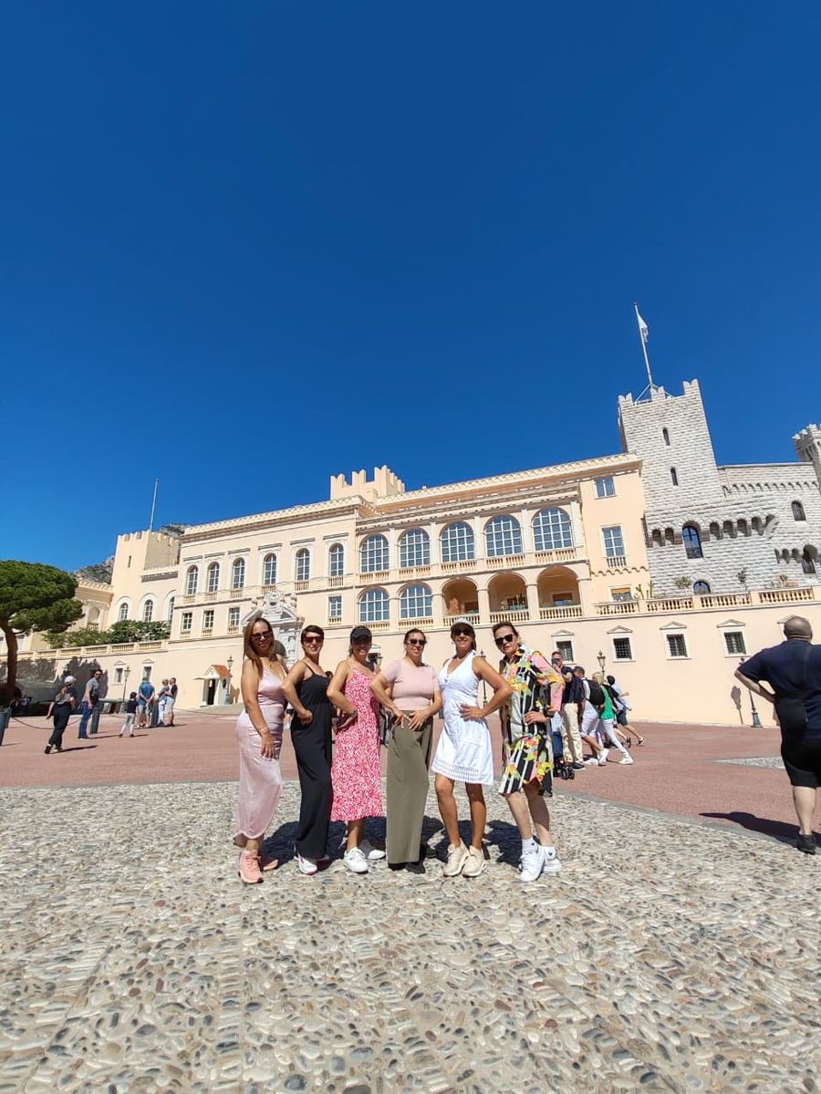 El grupo en la plaza del palacio de Mónaco