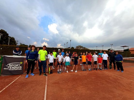Grupo de estudiantes en una actividad deportiva