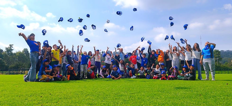 Grupo grande de participantes en una actividad deportiva