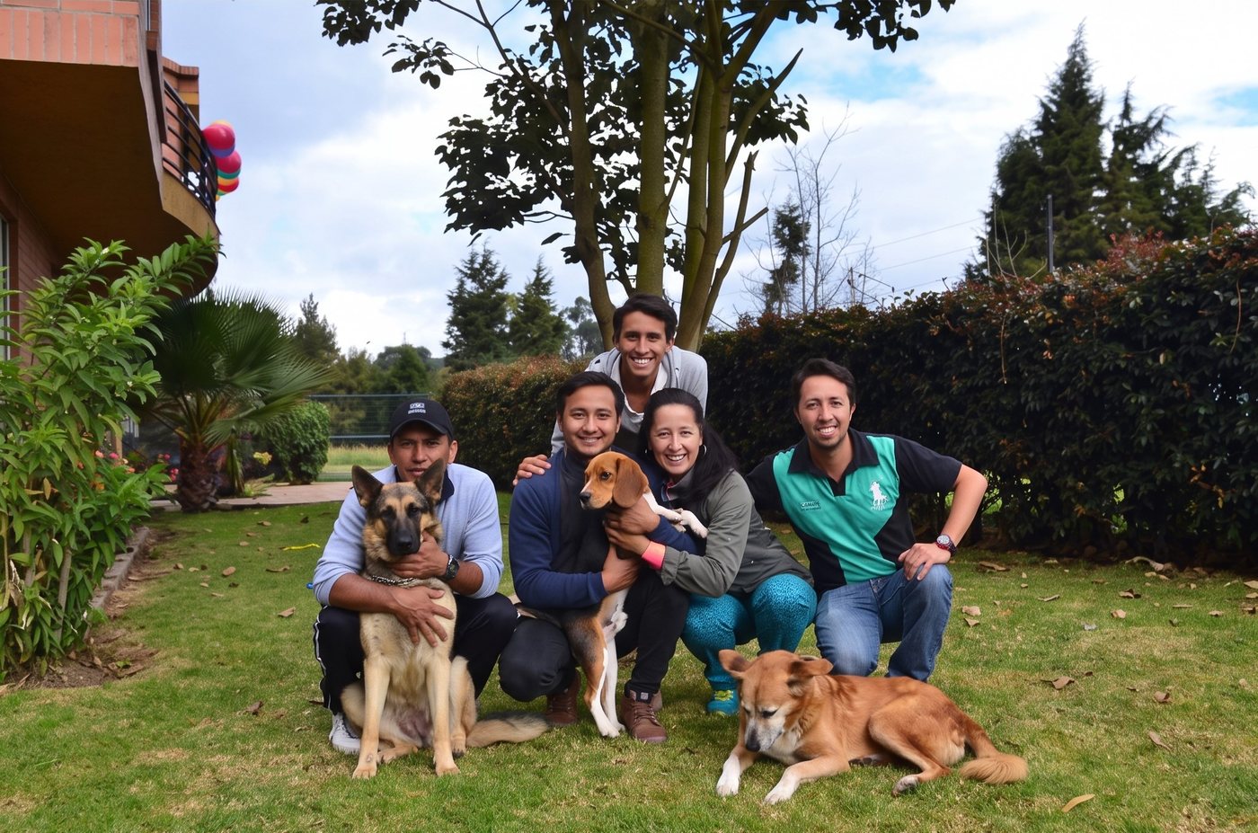 La familia fundadora de Sport Tennis con sus mascotas en el jardín de la casa