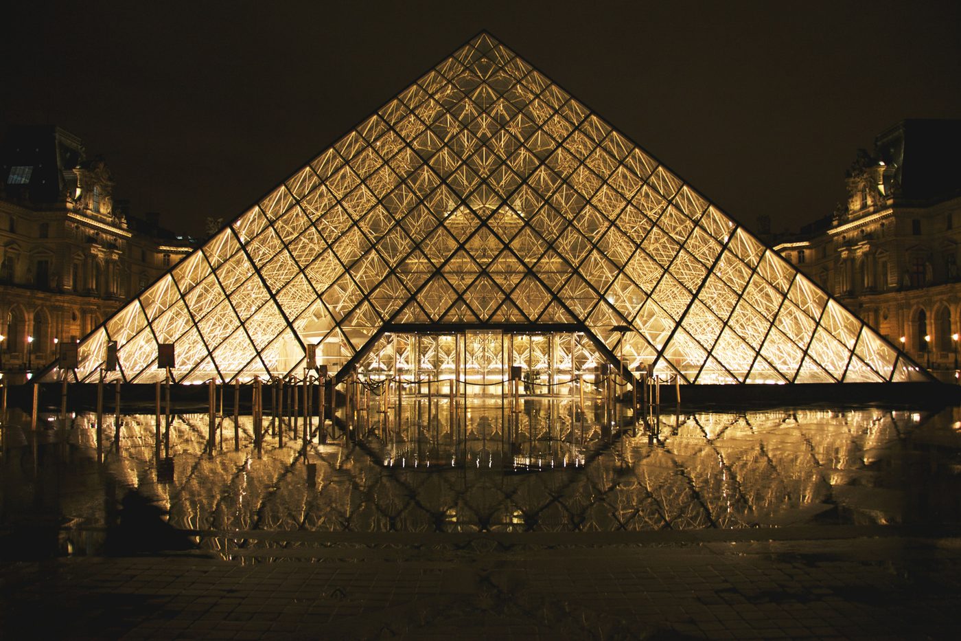 La pirámide del Louvre iluminada al anochecer