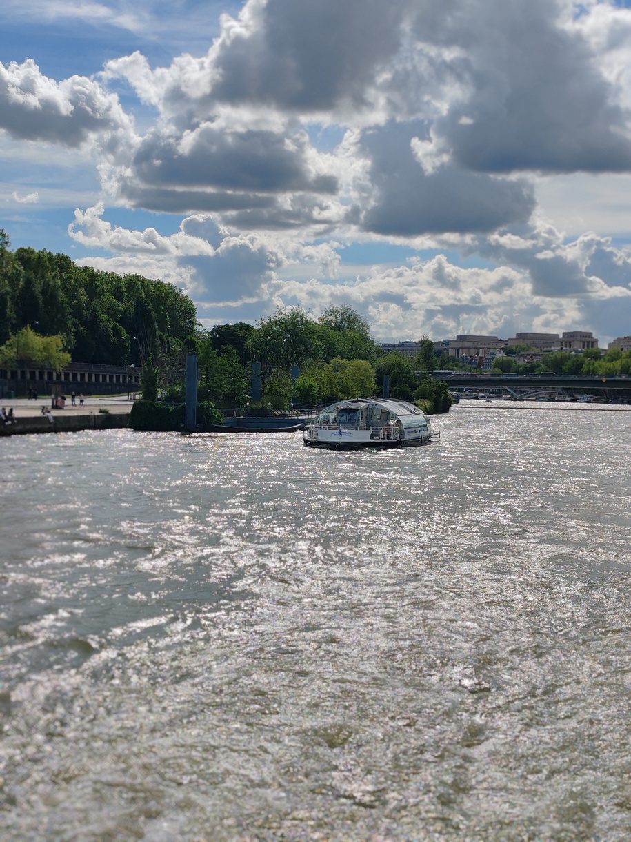 Un barco turístico navegando por el Sena