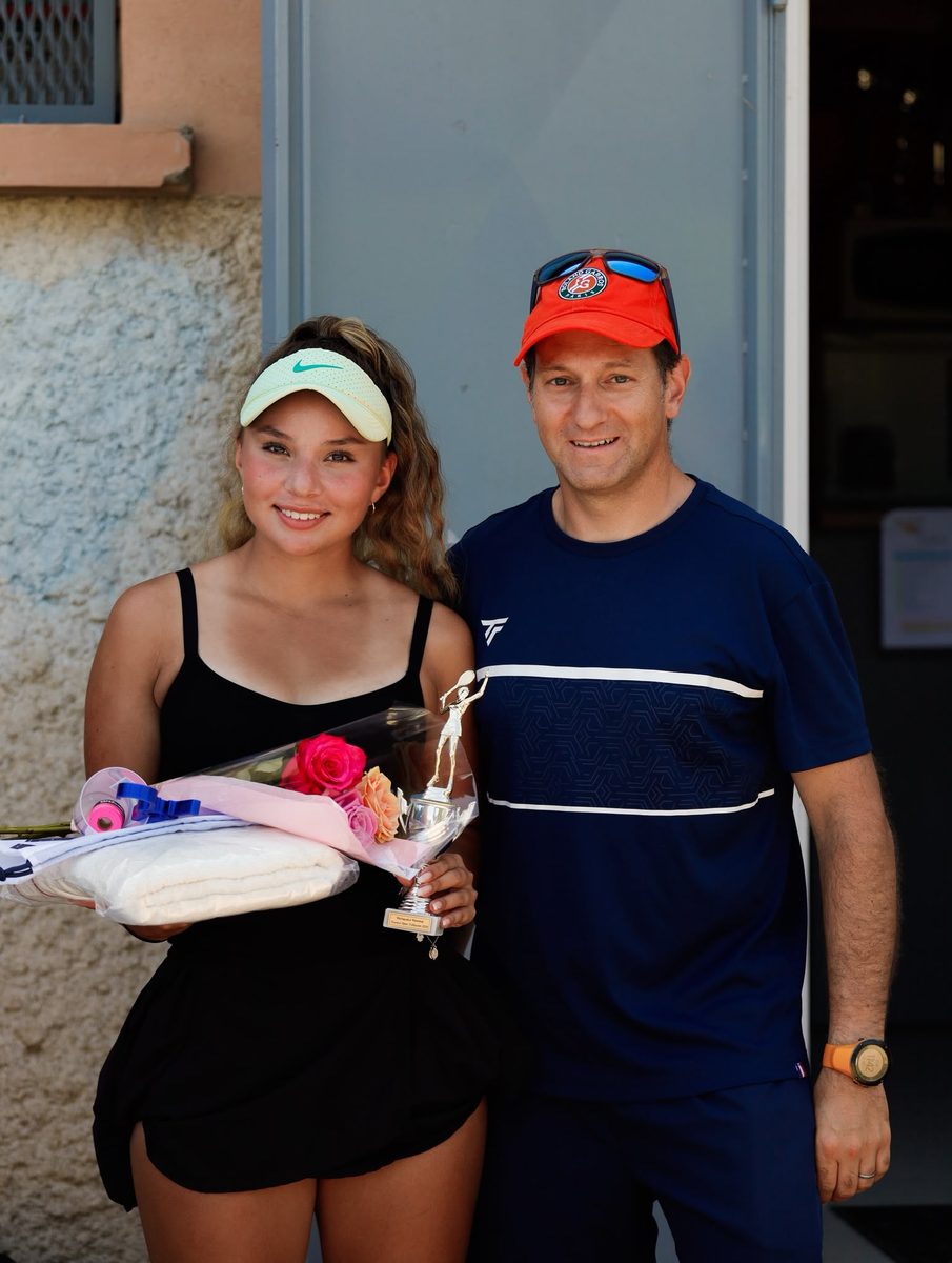 Jugadora con su trofeo al final de un torneo en Francia