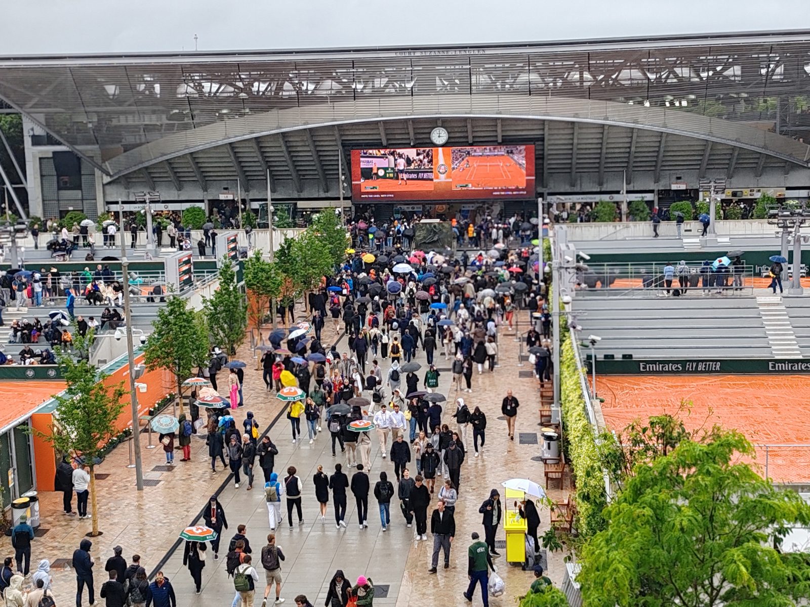 Explanada del complejo deportivo Roland Garros, en París, llena de público