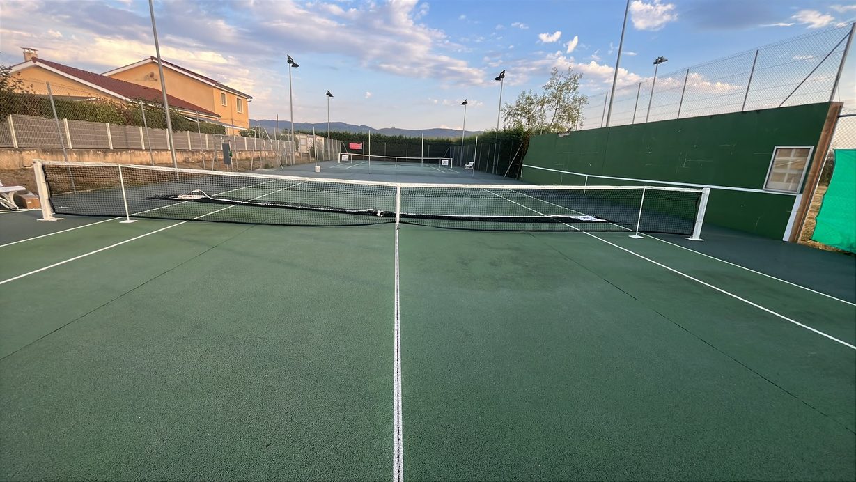Cancha del Tennis Club de Blacé, en superficie quick