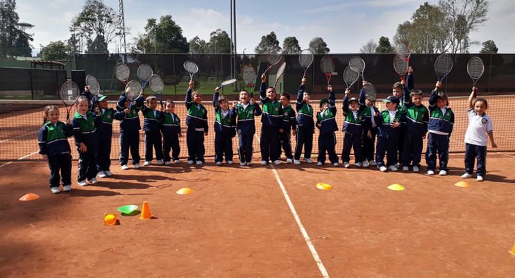 Estudiantes formados en la cancha antes de la clase