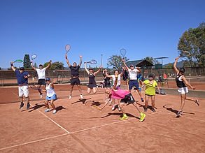 Niños calentando en la cancha