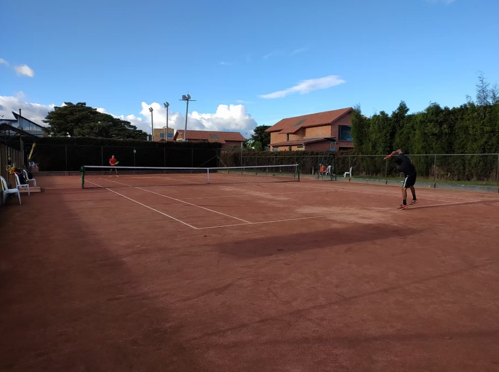 Partido en una de las canchas de arcilla del club
